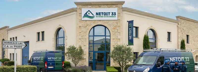 Siège de NETOIT 33 à Bordeaux avec les véhicules floqués de l'entreprise