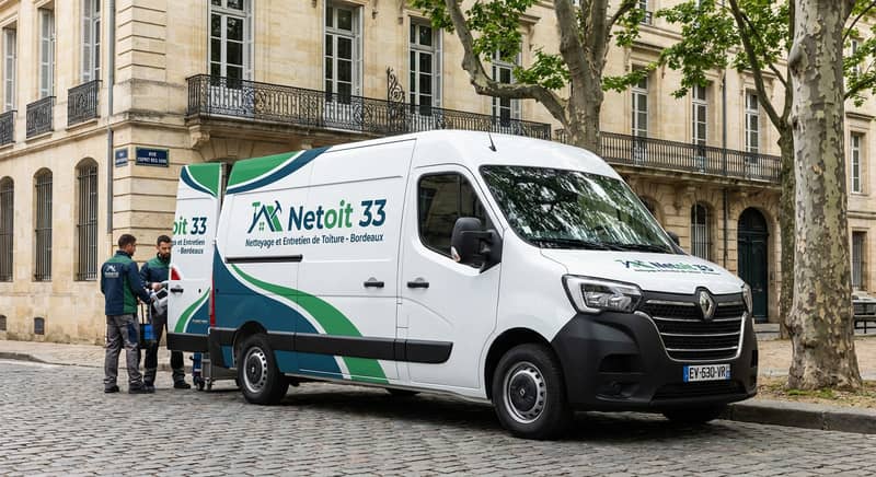 Technicien NETOIT 33 sur un chantier avec le fourgon floqué à Bordeaux